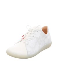 Weiße Sportschuhe mit einem strukturierten Blumenmuster, glattem Zehenbereich und Schnürdesign. Verfügt über rote Akzente und eine flexible Sohle.