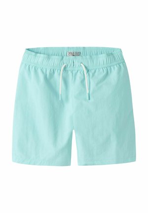 Hellblaue Badeshorts mit elastischem Bund und weißem Kordelzug, flach auf weißem Hintergrund präsentiert.