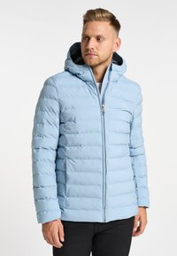 Lysblå pufferjakke med quiltet design, lynl�ås og hætte. Glat tekstur med en elegant finish og kontrasterende indfarvning.