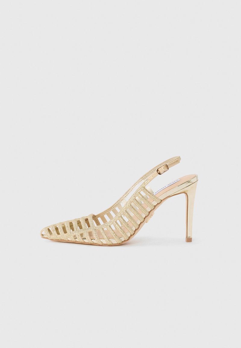 Sandal con tacco alto dorato, caratterizzato da un design traforato, punta affusolata e una texture liscia con finitura metallica.