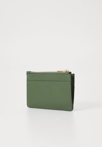 Portafoglio in pelle verde con texture liscia, dotato di una tasca con zip e numerosi scomparti per carte. Design minimalista con dettaglio del logo.