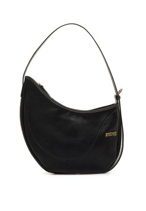 Bolso negro de cuero en forma de media luna con una sola correa y un pequeño logo dorado en el lado derecho delantero.