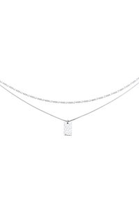 Collana d'argento con due catene. Una catena presenta un pendente rettangolare martellato, con una superficie texturizzata e bordi lucidi.