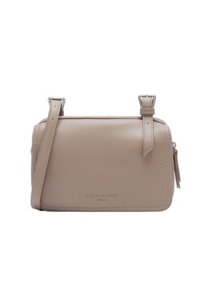 Borsa a tracolla in pelle beige con finitura testurizzata, chiusura con zip, cinturino regolabile e dettagli in metallo argentato, caratterizzata da un logo discreto sulla parte anteriore.