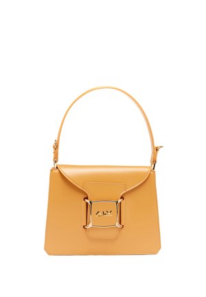 Borsa in pelle color cuoio con forma strutturata, manico superiore e fibbia in metallo incisa con "ALY by Alviero Martini" sulla patta frontale.