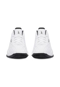 Weiße Sportschuhe mit strukturiertem Mesh-Obermaterial, schwarzen Akzenten und einer gemusterten Gummisohle, mit stromlinienförmigem Design und Schnürverschluss.