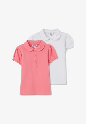 Dos camisetas polo de manga corta, una de color coral y otra blanca. Ambas cuentan con un cuello de solapa, una lista de botones y mangas fruncidas. Tejido de algodón.