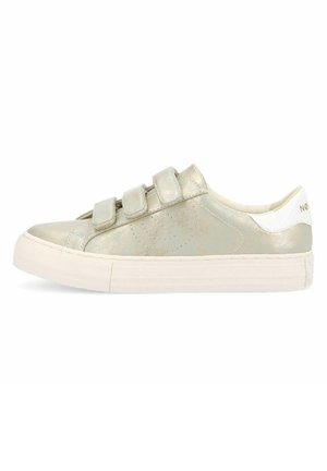 Sneakers metallic beige chiaro con tre strap in velcro, dettagli bianchi e suola in gomma testurizzata. Superficie liscia con fori sui lati.