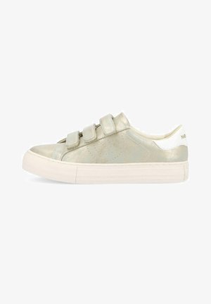 Baskets métalliques beige clair avec trois bandes velcro, accents blancs et une semelle en caoutchouc texturée. Surface lisse avec des perforations sur les côtés.