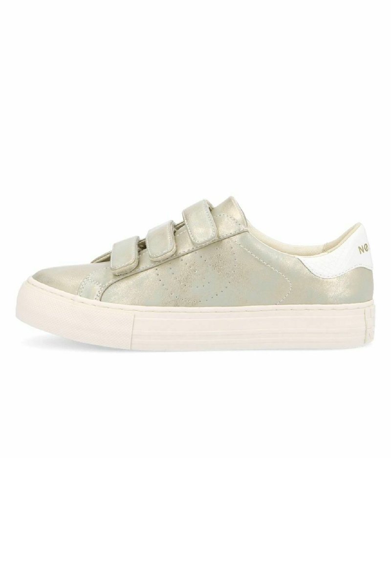 Metalen lichtbeige sneakers met drie klittenbandsluitsingen, witte accenten en een gekorrelde rubberen zool. Gladde oppervlakte met perforaties aan de zijkanten.