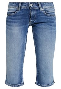 Ljusblå denimshorts i knälängd med en figurnära design, fem fickor, synlig sömnad och fransad nederkant.