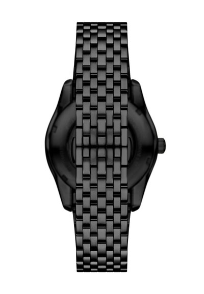 Czarny zegarek z plecionym metalowym paskiem, z okrągłą tarczą i teksturowaną powierzchnią. Cały design jest elegancki i monochromatyczny.