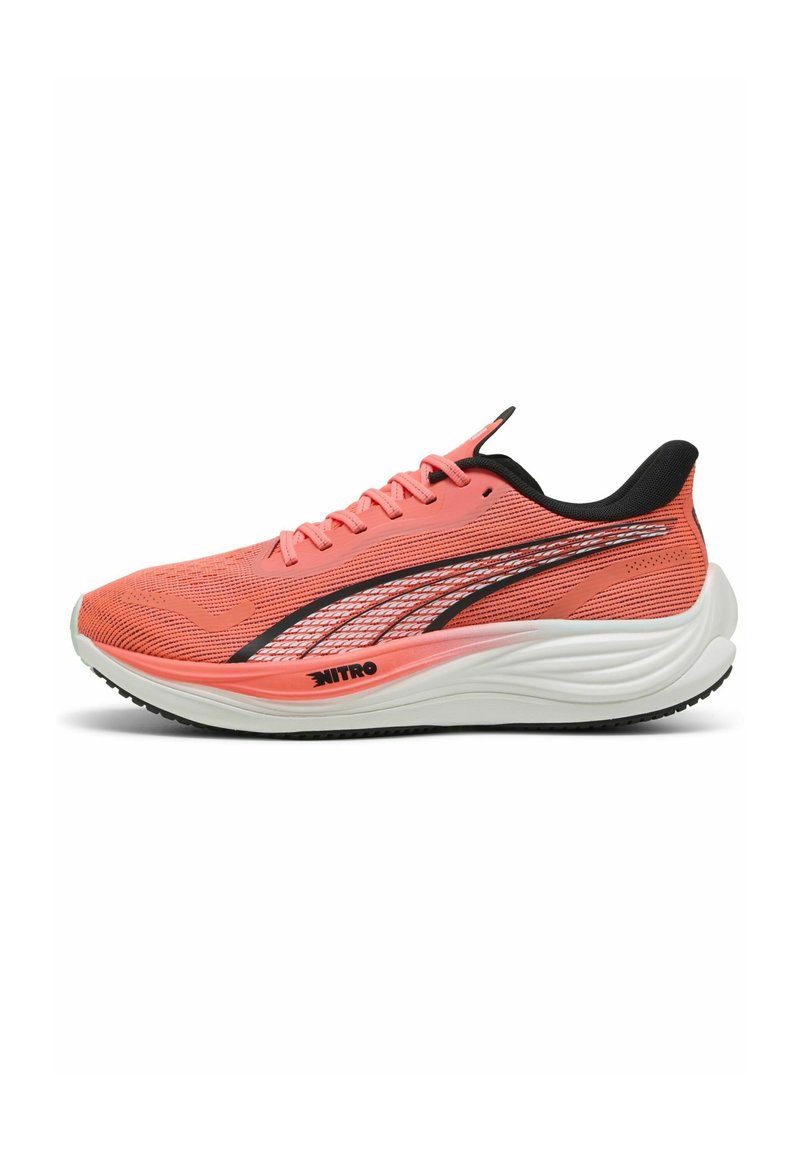 Zapatilla de correr en color coral con parte superior de malla, acentos negros, una entresuela blanca acolchada y suela exterior negra texturizada. Presenta un diseño elegante y aerodinámico.