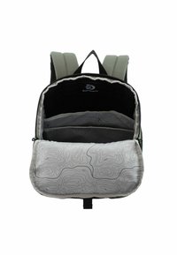 Mochila negra con correas acolchadas verdes, bolsillo frontal con cremallera y un interior con un forro de patrón topográfico gris.