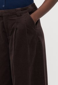 ONLY Tall ONLSVEA NESSA CORD WIDE  - Trousers - seal brown