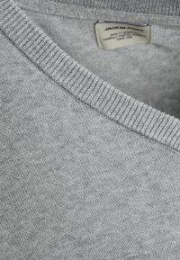Jack & Jones JJEBASIC V-NECK - Stickad tröja - light grey