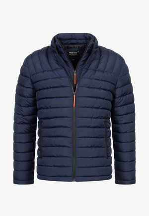 Dunkelblau gepolsterte Jacke mit hohem Kragen, horizontal gequiltetem Design, Reißverschluss vorne und orangefarbenem Akzent am Reißverschluss. Zwei seitliche Taschen.