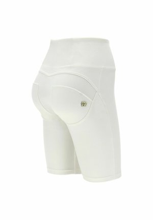 Witte aansluitende قصيرة met een hoge taille, een gladde textuur, gebogen zaknaden en een klein logo-detail aan de rechter achterkant.