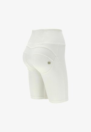 Witte aansluitende قصيرة met een hoge taille, een gladde textuur, gebogen zaknaden en een klein logo-detail aan de rechter achterkant.