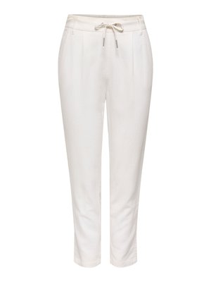 Baltas šauras bikses ar elastīgu jostasvietu, priekšējām kabatām un auklu, attēlots uz balta fona.