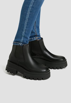 Enkellaarsjes met plateauzool - black