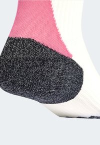Calza corta con corpo bianco, dettagli rosa e tallone nero testurizzato. Presenta una finitura in maglia liscia e un design geometrico.