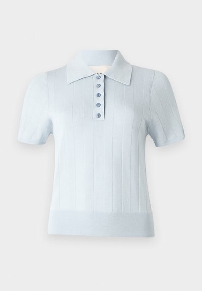 Lys blå kortermet polo skjorte med ribbet tekstur, flat krage og en frontplacket med seks matchende knapper.