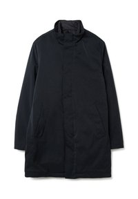 Abrigo azul marino oscuro hecho de tela lisa y resistente al agua. Cuenta con un cuello alto y dos bolsillos laterales, con un corte recto y un diseño minimalista.