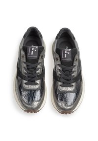 Sneaker neri e grigio metallico con finitura testurizzata, dotati di linguetta imbottita, lacci neri e suola in gomma. Loghi sulla linguetta.