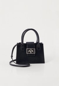 Svart lærveske med strukturert design, med doble håndtak på toppen, avtakbar skulderstropp og sølvfarget logo-spenne.