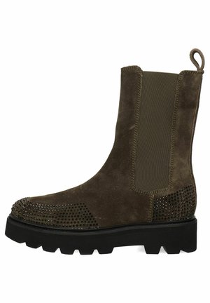 Brune suede ankelstøvle med elastiske paneler, strukturerede sider og nitter på tåen. Tyk sort gummisål med godt greb.