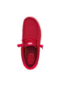 Rote Netz-Slipper mit runder Zehenpartie, kontrastierender weißer Sohle und elastischen Schnürsenkeln. Verfügt über eine gepolsterte Innensohle mit sichtbarem Branding.