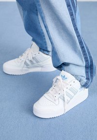 adidas Originals FORUM BOLD STRIPES - Sporta apavi - foottwear white/halo blue/light blue