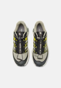 Salomon Sportstyle XT PATHWAY 2 UNISEX - Sportcipő - seagrass/black/blazing yellow