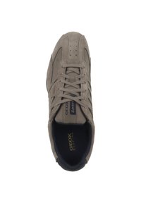 Sneaker grigio scamosciato con design a lacci, dettagli perforati sui lati e soletta imbottita. Presenta il branding Geox sulla linguetta.