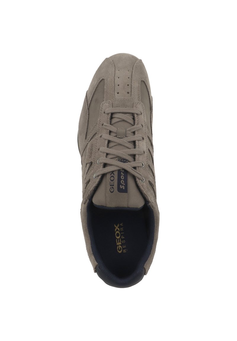 Zamszowe szare sneakersy z lace-up, perforowanymi detalami po bokach i wyściełaną wkładką. Posiadają logo Geox na języku.