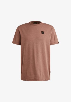 Lyhythihainen t-paita pölynpunaisena, pyöreä pääntie, pehmeä kangas, jossa on pieni musta etiketti rinnassa ja suora helma.