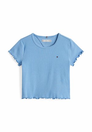 Hellblaues, geripptes Baumwoll-T-Shirt mit kurzen Ärmeln und gewelltem Saum, mit einem kleinen Logo auf der linken Brust.
