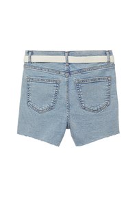 Jasnoniebieskie szorty dżinsowe z postrzępionym wykończeniem, elastycznym paskiem w talii oraz dwiema tylnymi kieszeniami z subtelnym podwójnym szwem.