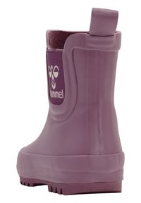 Botte en caoutchouc violet avec une semelle texturée, un talon renforcé et un panneau en tissu comportant un logo. Tige courte et droite avec une poignée pour un enfilage facile.