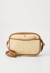 Borsa in paglia intrecciata con dettagli in finta pelle color nocciola e tracolla regolabile. Forma rettangolare con chiusura a zip e dettaglio del logo dorato sul davanti.