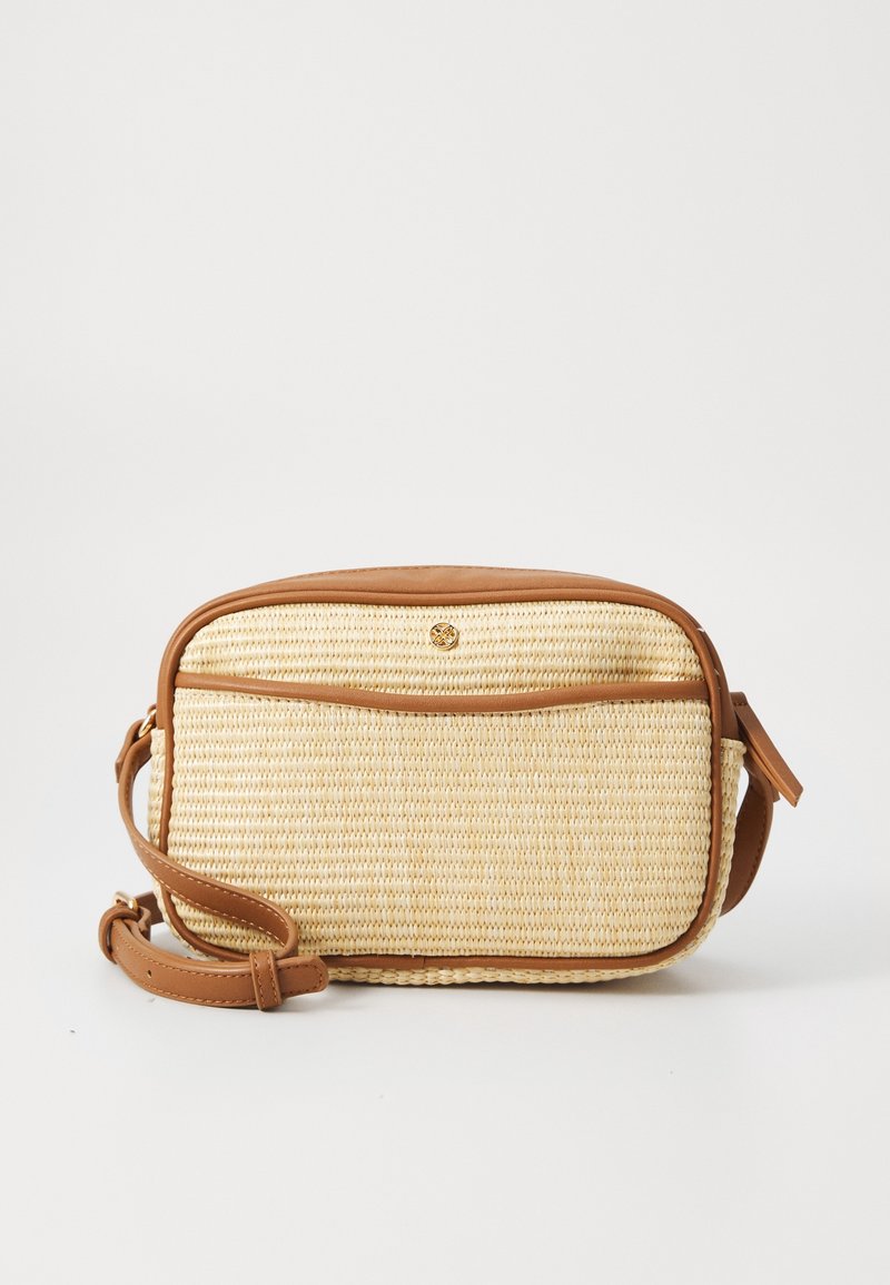 Borsa in paglia intrecciata con dettagli in finta pelle color nocciola e tracolla regolabile. Forma rettangolare con chiusura a zip e dettaglio del logo dorato sul davanti.