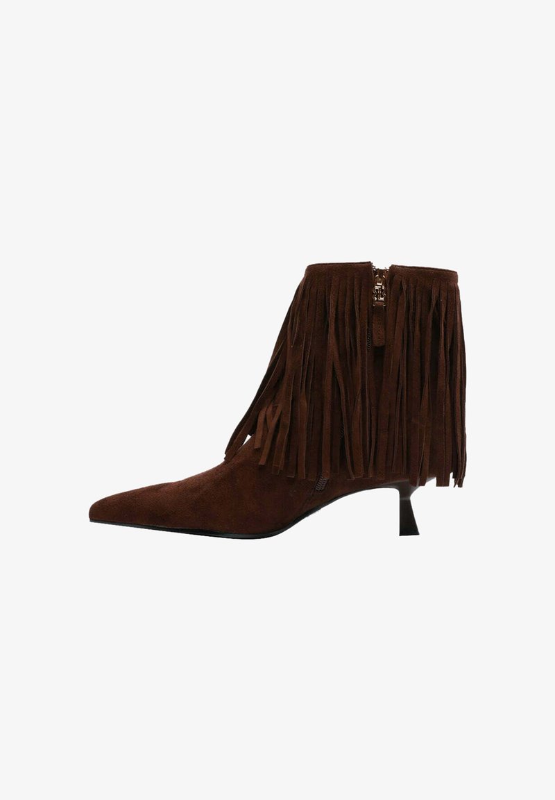 Stivaletto alla caviglia in suede marrone con punta a punta, dettagli con frange lungo la parte superiore e tacco basso. Presenta una chiusura con cerniera laterale.