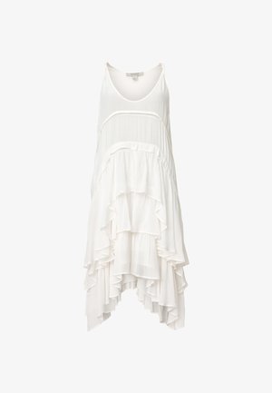 Robe blanche sans manches avec un design à volants superposés, présentant un ourlet incurvé et un tissu doux et léger pour une apparence fluide.