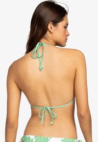 Mintgroene halterbikini-top met verstelbare strikken aan de achterkant, gladde textuur, minimalistisch ontwerp, dat de schouders en rug accentueert.