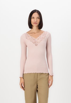 Haut en tricot côtelé à manches longues de couleur rose douce avec un ourlet en dentelle. Présente un décolleté en V en dentelle florale et une silhouette ajustée.