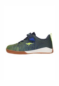 Blau- und grüner Mesh-Sportschuh mit einem Klettverschluss, Gummisohle, auffälligem Muster und strukturiertem Obermaterial.