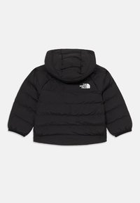 Doudoune noire avec capuche, présentant un motif matelassé et un logo blanc à l'arrière. Le matériau semble lisse et rembourré.
