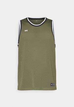 Maslinasto zelena mrežasta bezrukavna majica s crnim i bijelim detaljima, koja sadrži oznaku s logotipom na rubu i prozračnu tkaninu za udobnost.