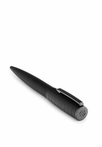 Stylo à bille noir avec une finition mate lisse, une prise texturée et une pince en métal. Présente le logo "Hugo Boss" en relief sur le fût.